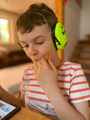 Lucas mit Kopfhörern