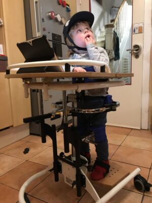 Junge Mit SYNGAP1 Syndrom Im Stehstaender Benni Scaled