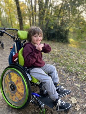 Junge Mit Syngap1 Syndrom Im Rollstuhl Scaled