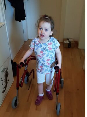 Maedchen Mit SYNGAP1 Syndromim Walker