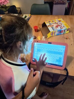 Maedchen Mit Talker 1